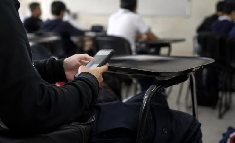  VIDEO | Comisión aprueba restringir celulares durante toda la jornada escolar; prevén excepciones ante emergencias y riesgos