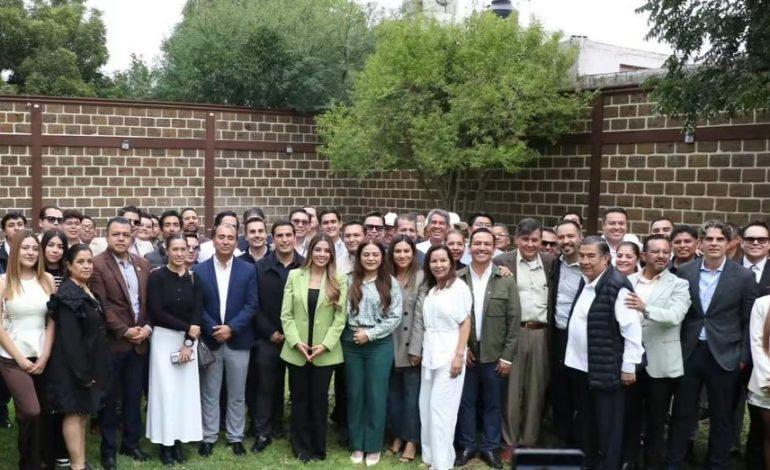  En horario laboral, funcionarios acuden a evento partidista de Ruth González en Matehuala
