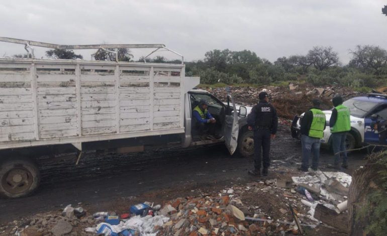  VIDEO | Multan a trabajadores de Seduvop por tirar residuos en un predio clandestino