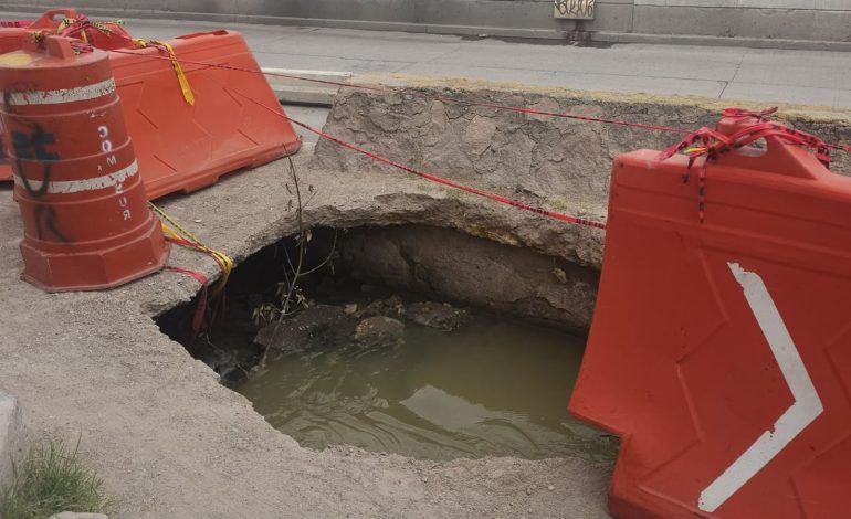  Socavón con aguas negras pone en riesgo a vecinos de La Lonja
