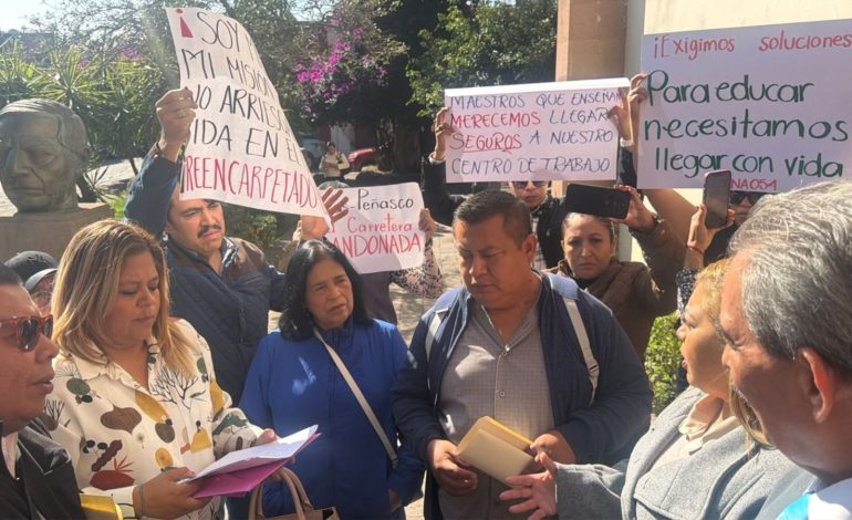  Padres y maestros de Bocas llevan al Congreso reclamo por camino deteriorado