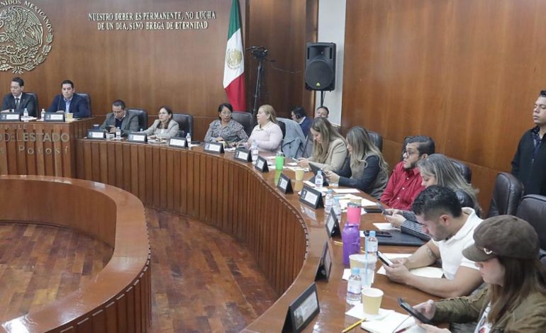  Diputados plantean cambios al formato de comparecencias; Serrano defiende esquema sin réplicas
